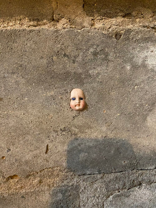 кукольная голова в подвале