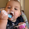 малыш измазался йогуртом