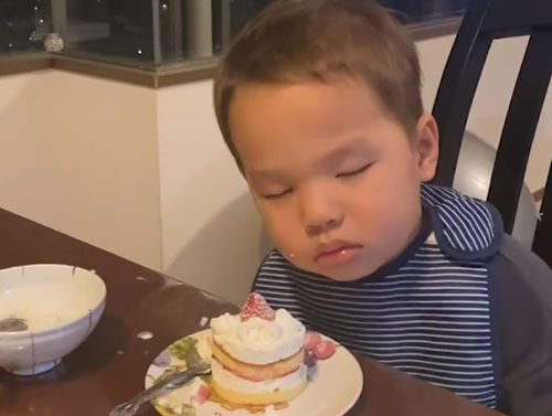 ребёнок заснул сидя перед пирожным