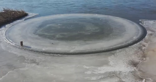 ледяной диск на реке