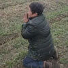 китайская фермерша молится