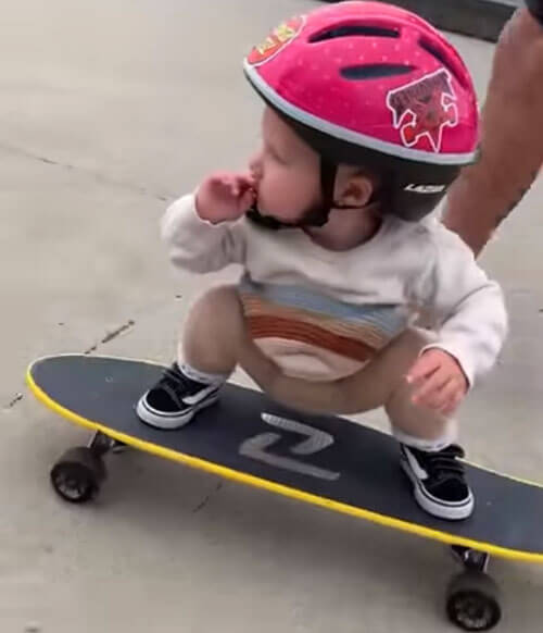 маленькая девочка на скейтборде