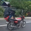 мотоциклист катается без рук
