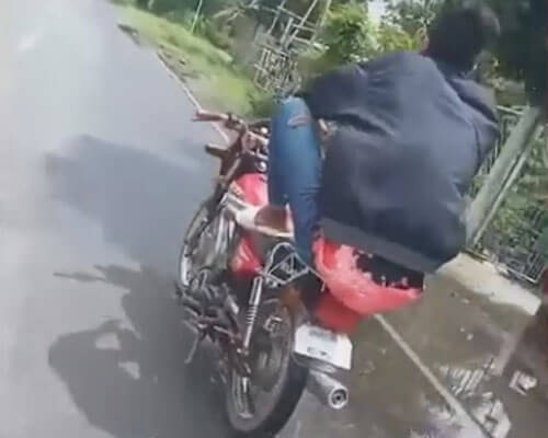 мотоциклист катается без рук