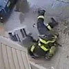 кондиционер упал на пожарного