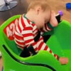 мальчик спит в игрушечной машине