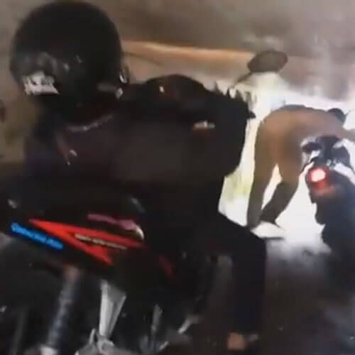 мотоциклисты мучаются в тоннеле