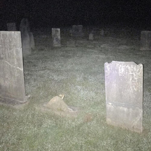 фото призрака на кладбище ночью