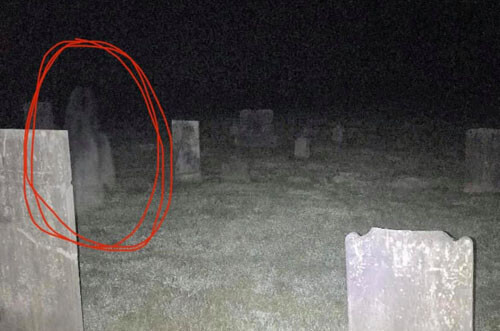 фото призрака на кладбище ночью