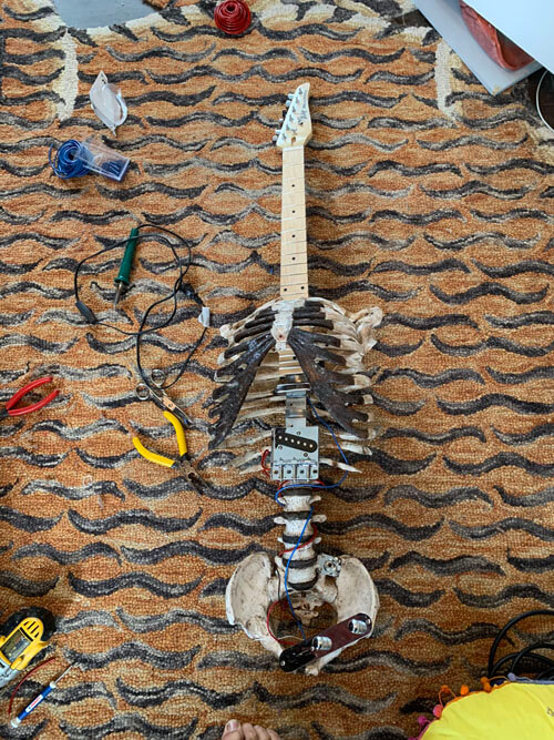 гитара из скелета дяди