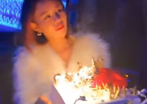праздничный торт поджёг девушку