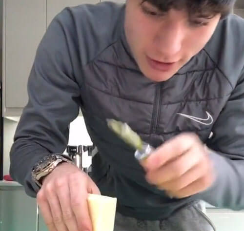 умелец нарезает сыр овощечисткой