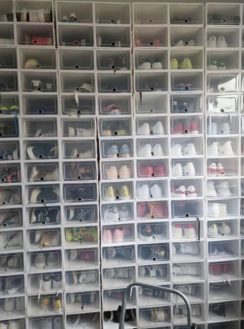 впечатляющая коллекция обуви