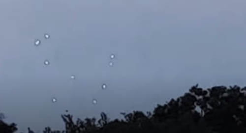 десять странных шаров в небе