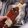 стеклянная бутылка в чемодане