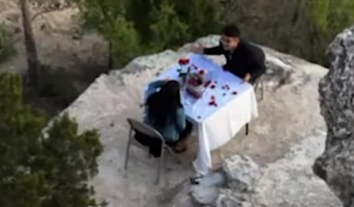 романтический ужин на скале