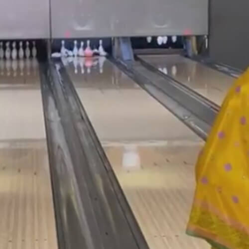 индийская бабушка играет в боулинг