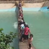 туристы покачались на мосту