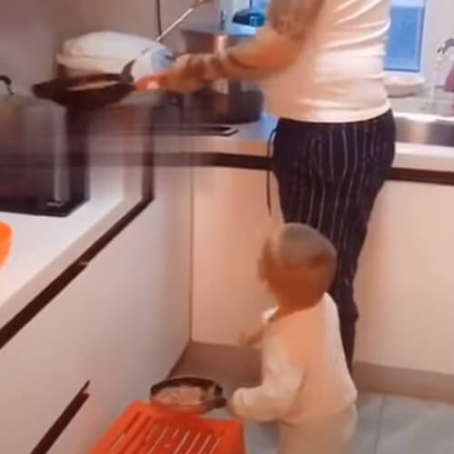 малыш готовит пищу