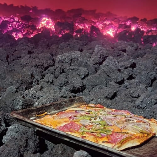 пиццу готовят на вулкане