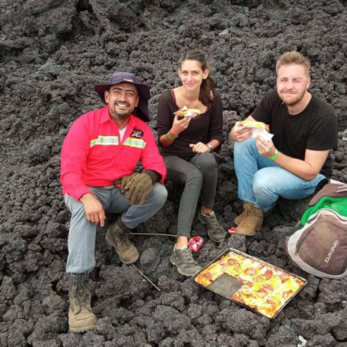 пиццу готовят на вулкане