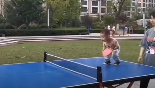 малыш играет в пинг-понг