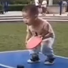 малыш играет в пинг-понг