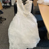 свадебное платье на обочине