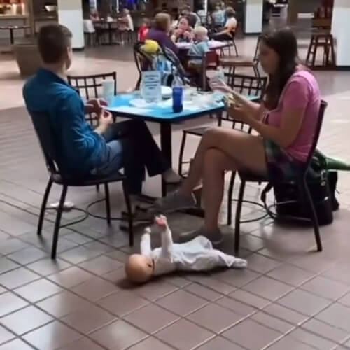 ребёнок на полу в торговом центре