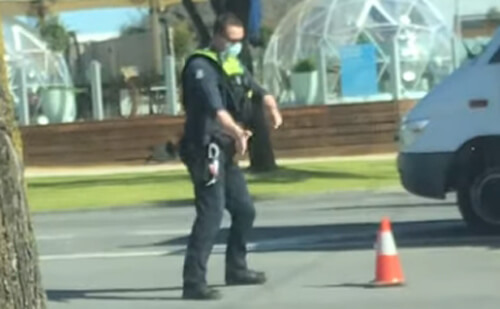 полицейский танцует на службе
