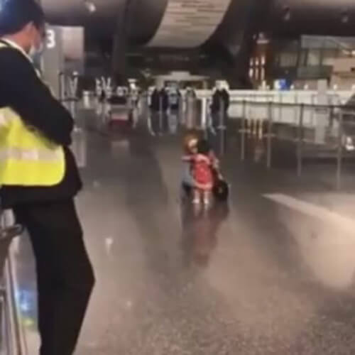 вежливая девочка в аэропорту