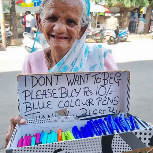 старушка продаёт ручки