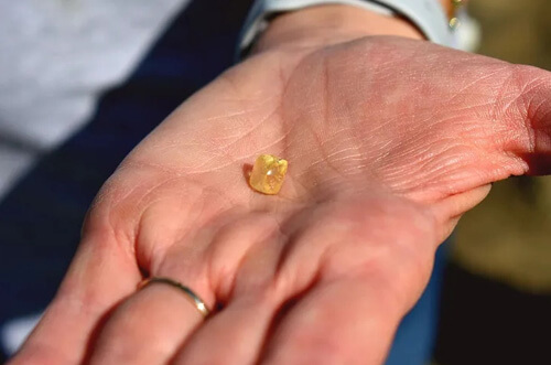 туристка нашла жёлтый алмаз