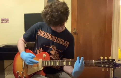 перчатки во время игры на гитаре