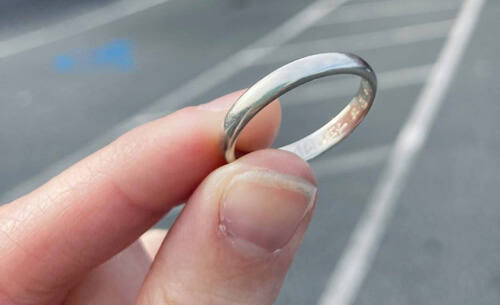 кольцо на парковке перед магазином