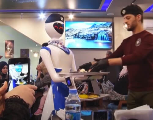 роботы развозят по ресторану еду