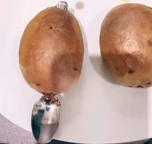 картошка в мундире с ложкой