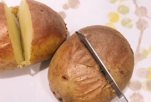 картошка в мундире с ложкой