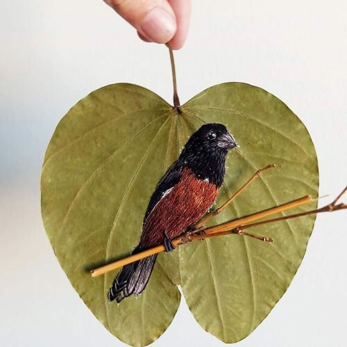 вышитые птицы на сухих листьях