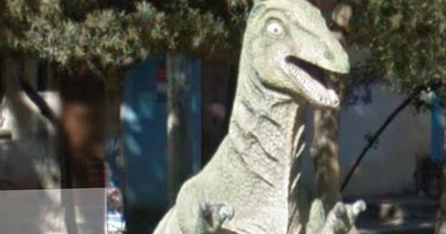телефон в скульптуре динозавра
