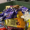 запас шоколада в мусорном баке