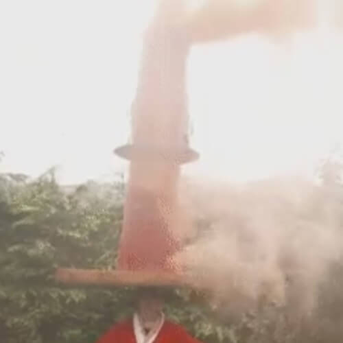 силач с дымоходом на голове