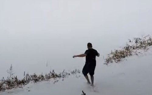 мужчина бежал по льду и провалился