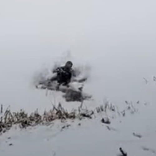 мужчина бежал по льду и провалился