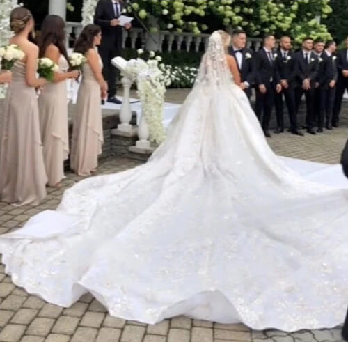 невеста обрезала шлейф у платья