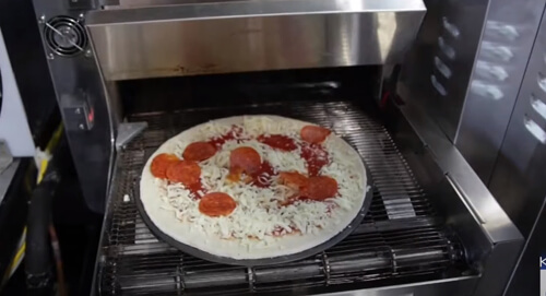 торговый автомат печёт пиццу
