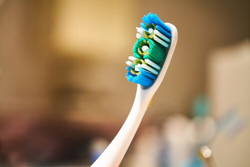 чужая зубная щётка