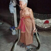 старушка ловит змей голыми руками