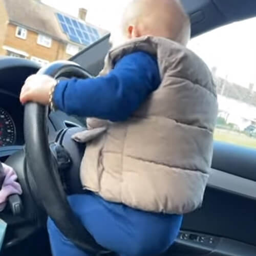 малыш на автомобильном руле