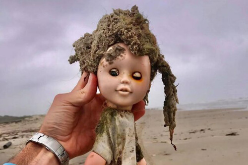 старые жуткие куклы на побережье
